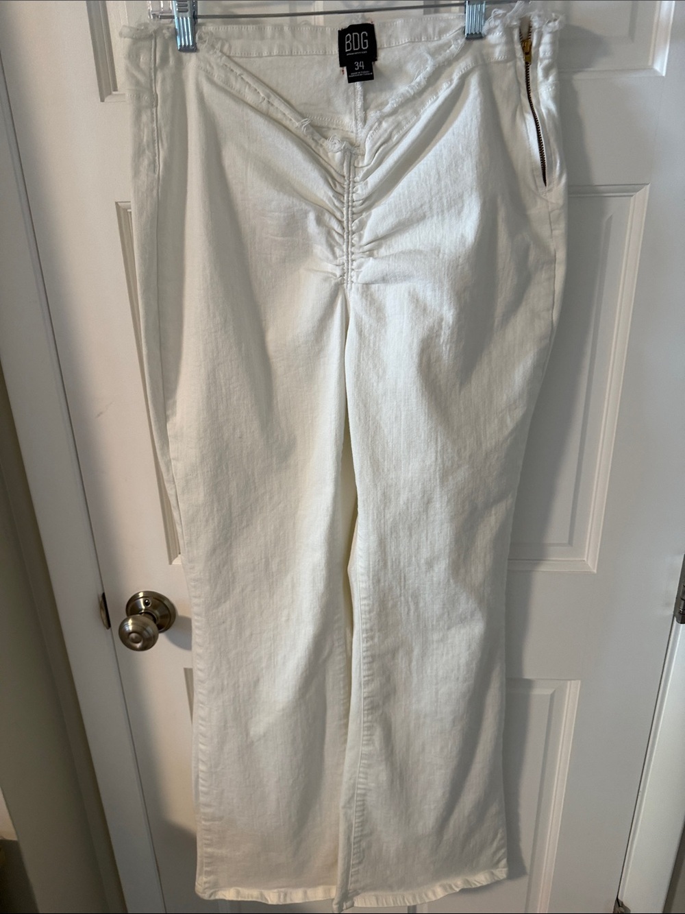 BDG Urban Outfitters Ruched Dipped V
Flare White Stretch Jeans Size 34